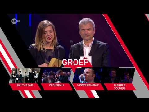 Ella Leyers uitreiking De MIA's 2014 met Jan Leyers aan groep Hooverphonic