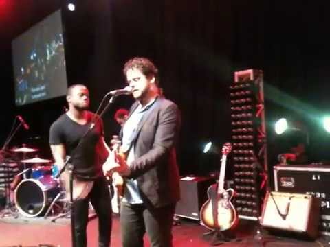 De manhã - Marcos Almeida (Palavrantiga) + Weslei Santos (Preto no Branco)