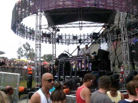 2ManyDJs drop Mr. Oizo's Flat Beat at Summadayze 2010