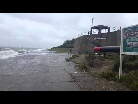 Natte voeten halen in Hoek van Holland