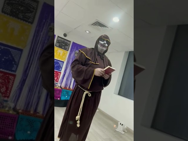 Vídeo relacionado con Gothden Disfraz medieval de monje renacentista para hombres y adultos, Negro