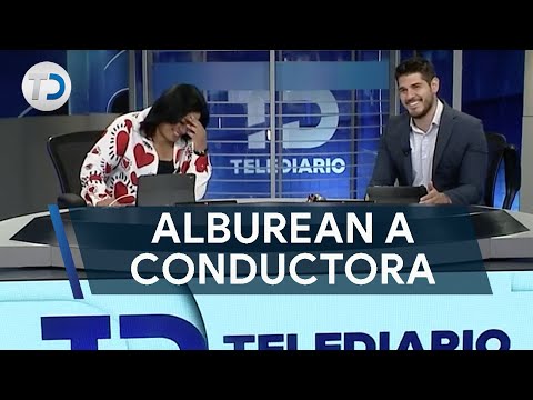 Alburean a conductora en vivo; su compañero rompió en risa
