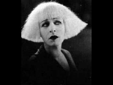 Leshchenko sings Strok's tango, under Nasimova's portraits