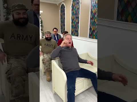 Dad and son reunite in church! ❤️🤩🤲🏻