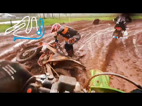 Corrida Radical de Velocross na Lama - As Motos de Motocross Acelerando forte no Barro