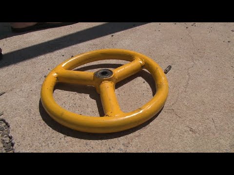 Aparelho de ginástica quebra e idoso se machuca