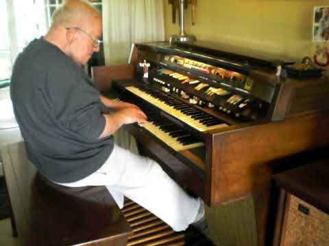 Mike Reed plays "What a difference a Day makes" on his Hammond Organ