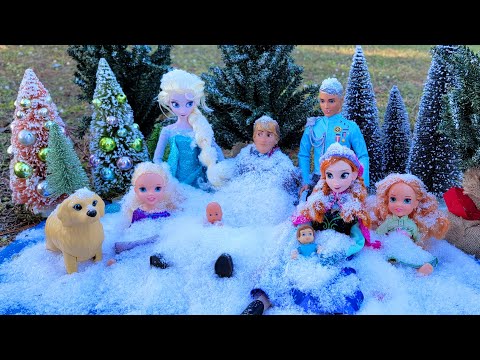 2022 Happy new year ! Elsa & Anna toddlers - snow playing