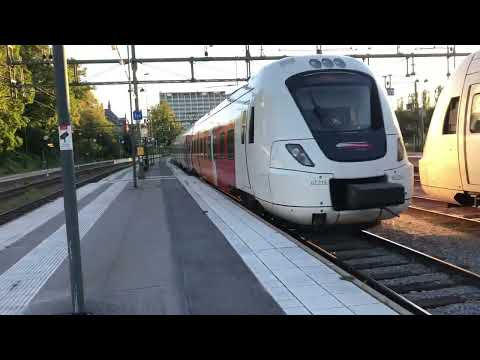Östgötapendeln X61 lämnar Norrköping mot Motala.