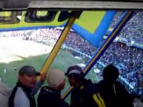 "Gallina puta te saluda tu papa" Barra: La 12 • Club: Boca Juniors