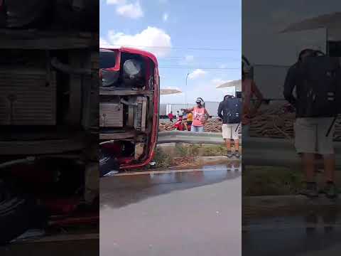 carreta capotou em Pernambuco vertente