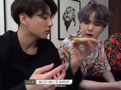 Yoongi curiously looking at Jungkook’s pizza like "wtf is that?" is so funny😭