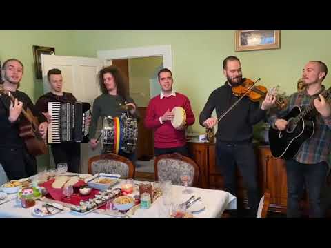 Grupul de colindatori ArtEco - Iesi afara gazda mare (Cioata Arghir)