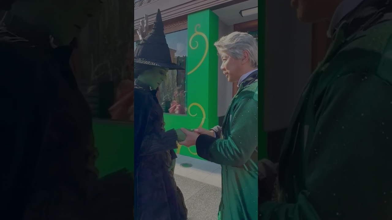 オズの魔法使いの仮装でエルファバに会いに行った。記念にエメラルドシティのコインを渡しました。