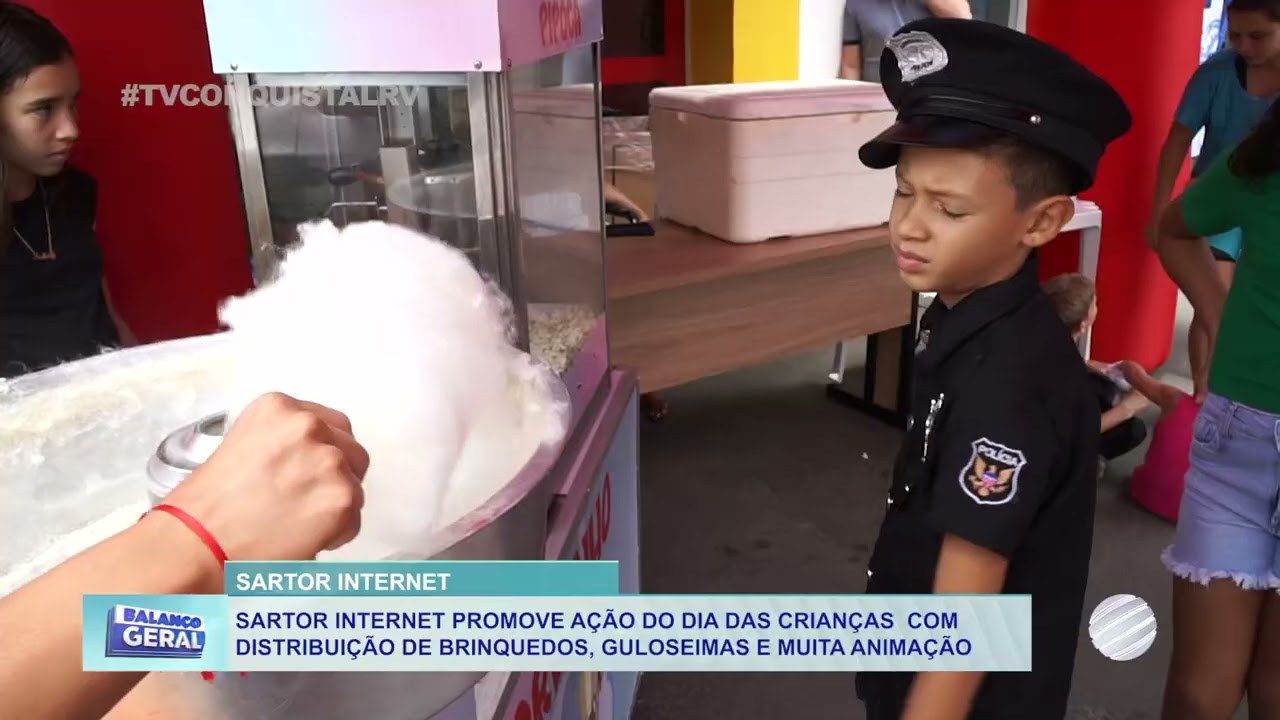 sartor internet realiza ação especial para crianças com brinquedos e guloseimas.