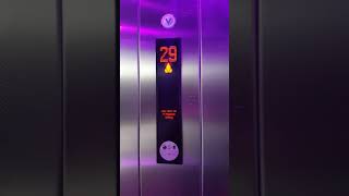 Met de lift naar de 40e etage in Den Haag