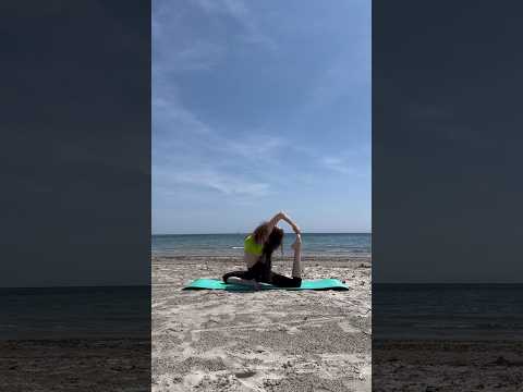 🧘🏼‍♀️Sahilde  #ekapadarajakapotasana  #beachyoga #yoga #yogapractice #yogaeverywhere #yogateacher
