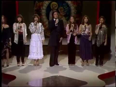 Johnny Cash with daughters Carlene, Tara, Rosanne, Cindy, Kathy and Rosie  - Silent Night