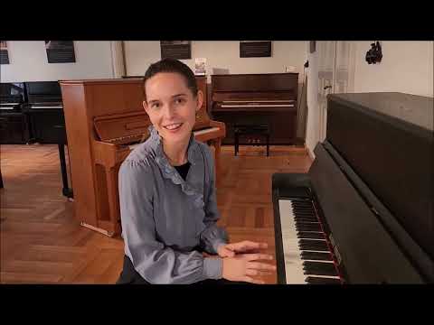 Sophia Weidemann erläutert die schmale stretto-Klaviatur bei AUGUST FÖRSTER