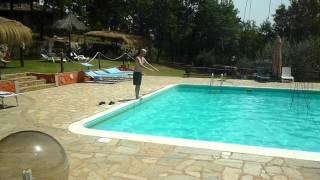 preview picture of video 'Tuffo in piscina dal Settimo Cielo (B&B a Pastena) : agriturismo Estate'