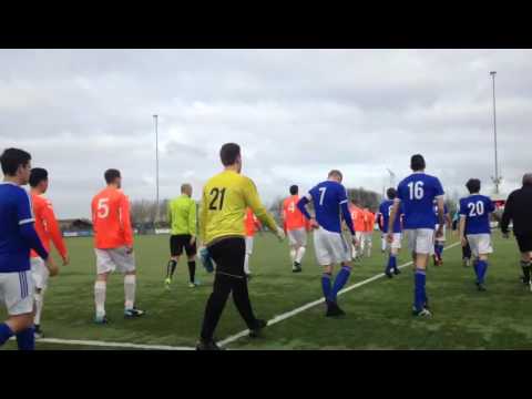 Opkomst van de spelers bij de wedstrijd OSC - Elistha