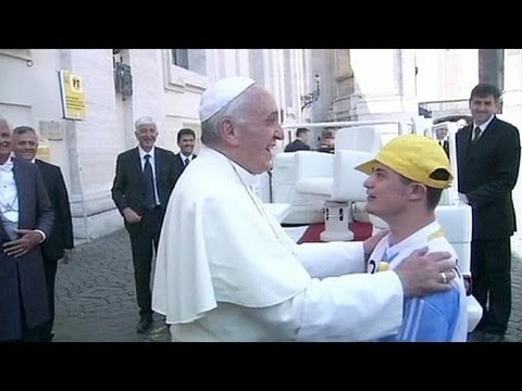 Papst teilt sein Papamobil