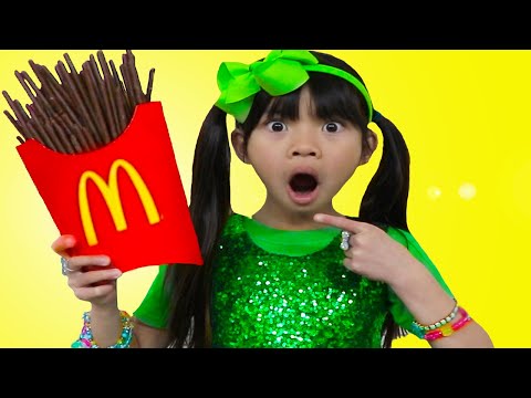 , title : 'Emma  Pretend Play McDonalds | Happy Meal con Papas Fritas Chocolates'