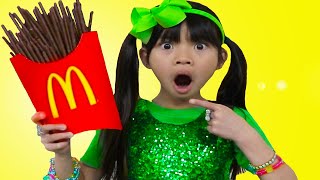 Emma  Pretend Play McDonalds | Happy Meal con Papas Fritas Chocolates