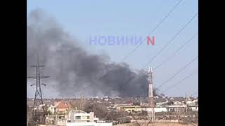 Огромный столб дыма над Николаевом: пожар вспыхнул у реки (фото, видео)