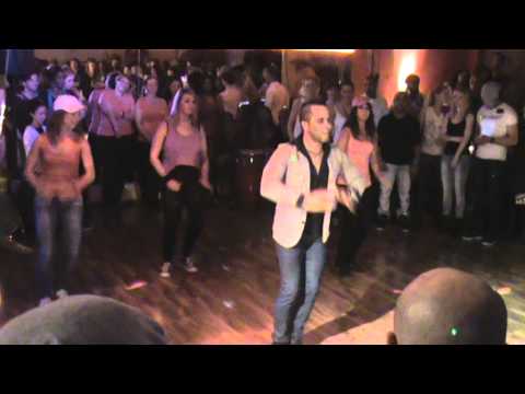 Latin Dance Academy - Einige der Schüler der Cubaton Klasse mit Papito Estevez Ortiz