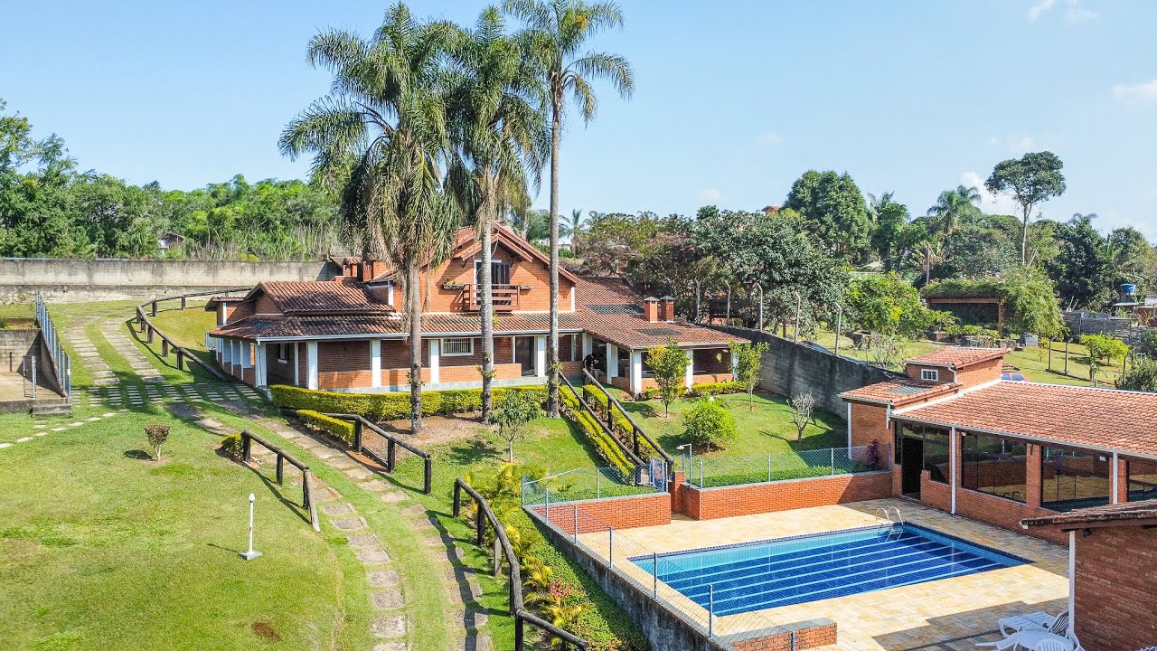 Casa de Luxo em Ibiúna-SP: 4 Suítes, Piscinas e Espaço Gourmet!