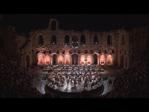 شاهد صوت كوفمان ينهمر عذوبة وجمالاً على مسرح الأوديون الأثري في اليونان