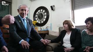 ראש הממשלה נתניהו בניחום אבלים אצל משפחתו של אורון שאול ז"ל (עדכוני משרד ראש הממשלה) - התמונה מוצגת ישירות מתוך אתר האינטרנט יוטיוב. זכויות היוצרים בתמונה שייכות ליוצרה. קישור קרדיט למקור התוכן נמצא בתוך דף הסרטון