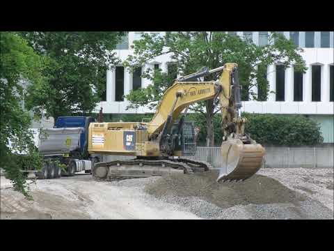 Bagger CAT 390F lädt LKW
