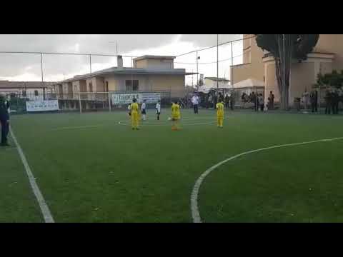 Under 9 goal da centrocampo