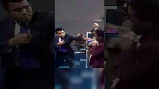 Download lagu Muhammad Ali Spars Young Fan - Hilarious MUST WATCH 🤣 #shorts #viral #muhammadali #boxing #funny mp3 Download lagu Muhammad Ali Spars Young Fan - Hilarious MUST WATCH 🤣 #shorts #viral #muhammadali #boxing #funny mp3