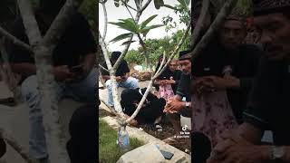 Download lagu kuburan yang mau di jual anak nya🤣🤣🤣 mp3