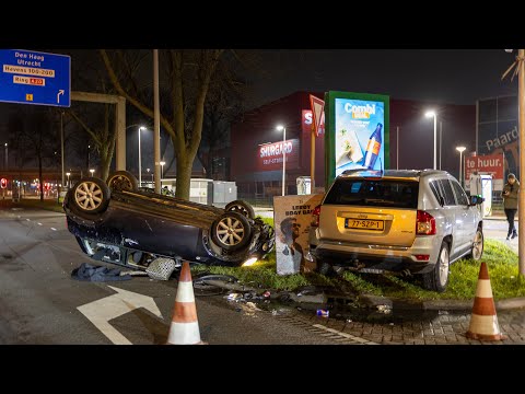 Auto over de kop na aanrijding Tjalklaan Rotterdam