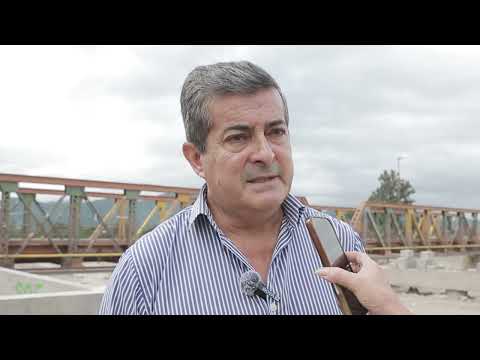 Comenzó el montaje de vigas del nuevo puente sobre el río Vaqueros: Sáenz recorrió la obra
