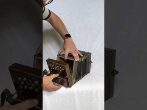 Öffnen eines kleinen alten Bandoneons