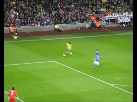 Robinho Goal - Brazil vs Italy 10/02/2009