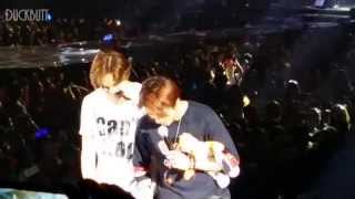 [Fancam] CNBLUE - Jungshin falls off stage in Hong Kong concert 씨엔블루