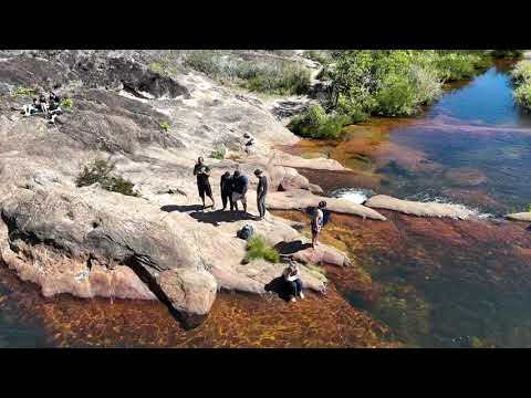 Voo de drone sobre cachoeira em Diamantina - Minas Gerais