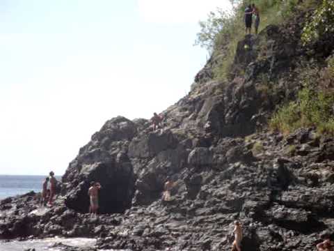 Morador maluco saltando na Praia do Cachorro / Fernando de Noronha