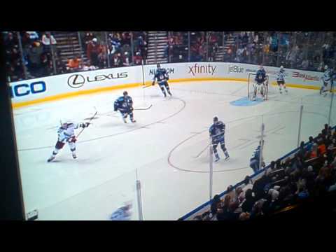 NHL - FAN ALMOST CATCHES HOCKEY PUCK - NY RANGERS VS. FL PANTHERS - 1/2/2011