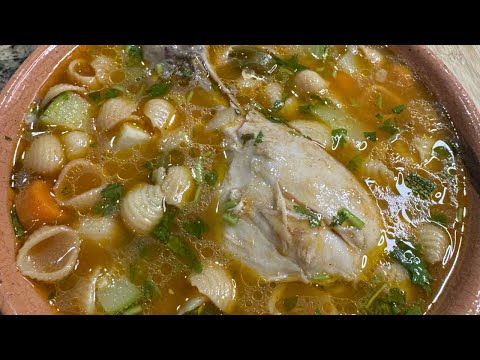 ¡Sopa de conchitas con pollo fácil y deliciosa!