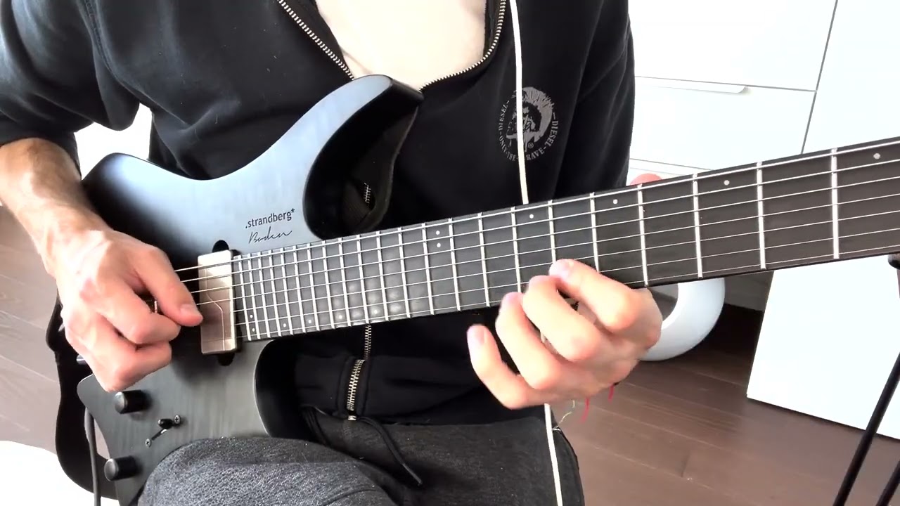 Roberto Barlocci demonstrating a hybrid picking pentatonic lick on electric guitar