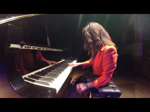 Elpidia Giardina suona i Genesis