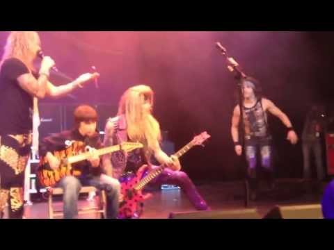 JustBuzz.fr - A 11 ans, il humilie le guitariste d'un groupe de métal