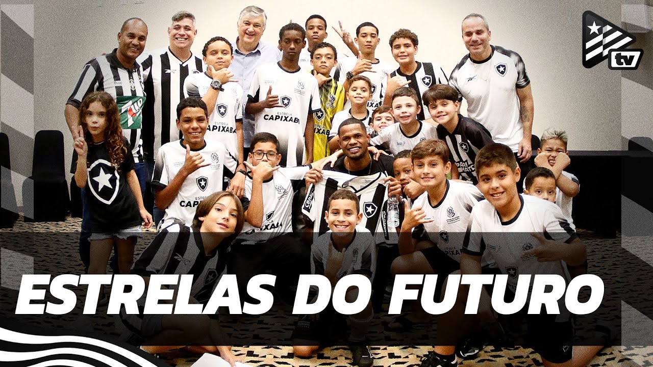 VÍDEO | Júnior Santos faz a festa de crianças da escolinha do Botafogo no Espírito Santo: ‘Momento muito especial’